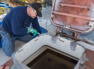 2018-01-27b-Michael_volunteering_to_fix_USS_Lucid